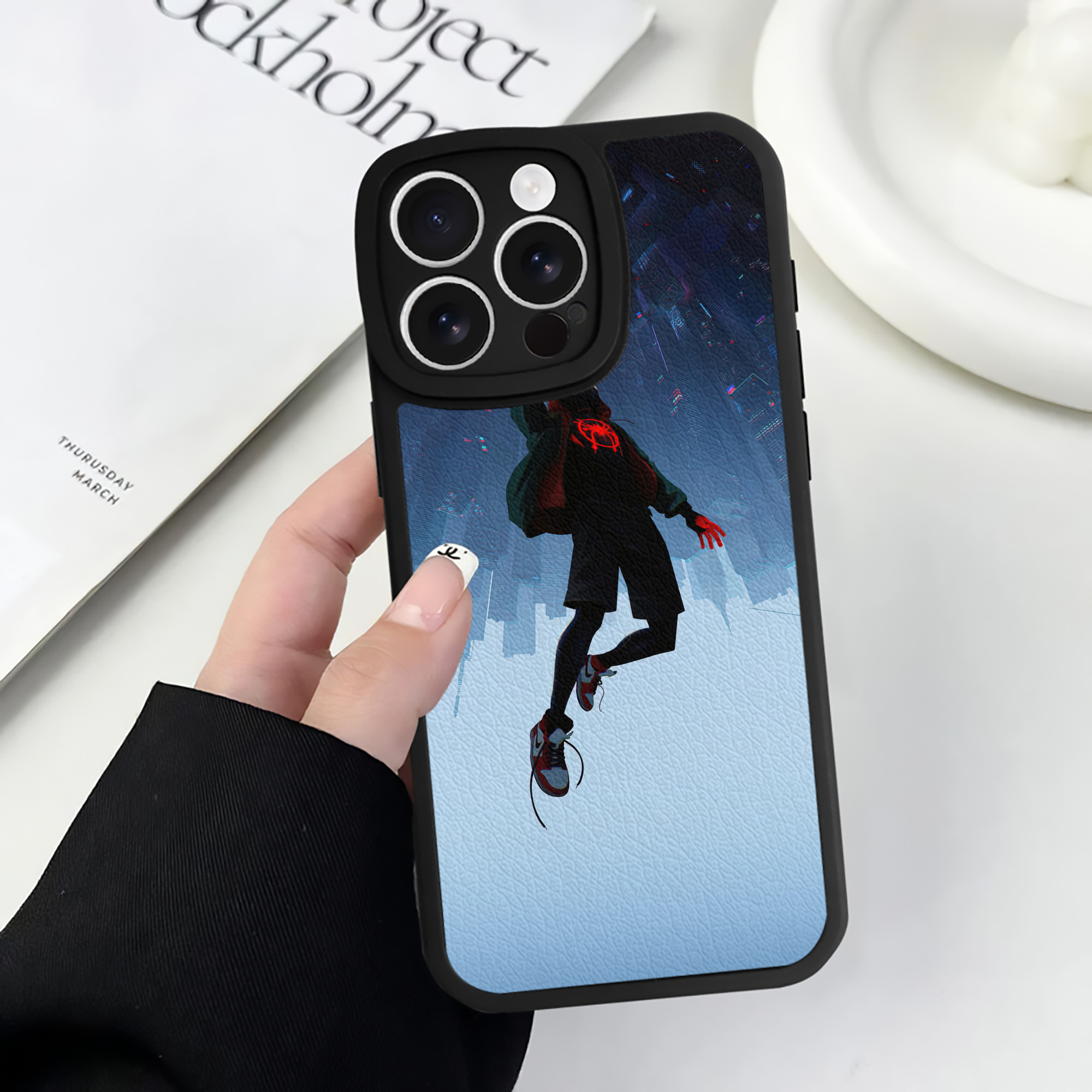 Spider Man スパイダーマン 【iPhone 16シリーズ対応】シリコンスマホケース（レザー調） 材質：シリコン